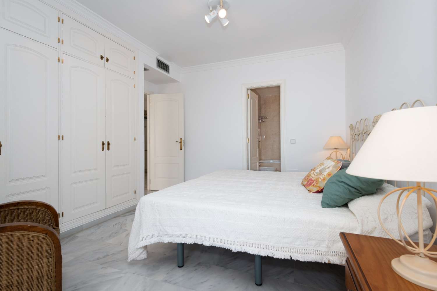 Apartment mit Panoramablick auf Meer und Berge