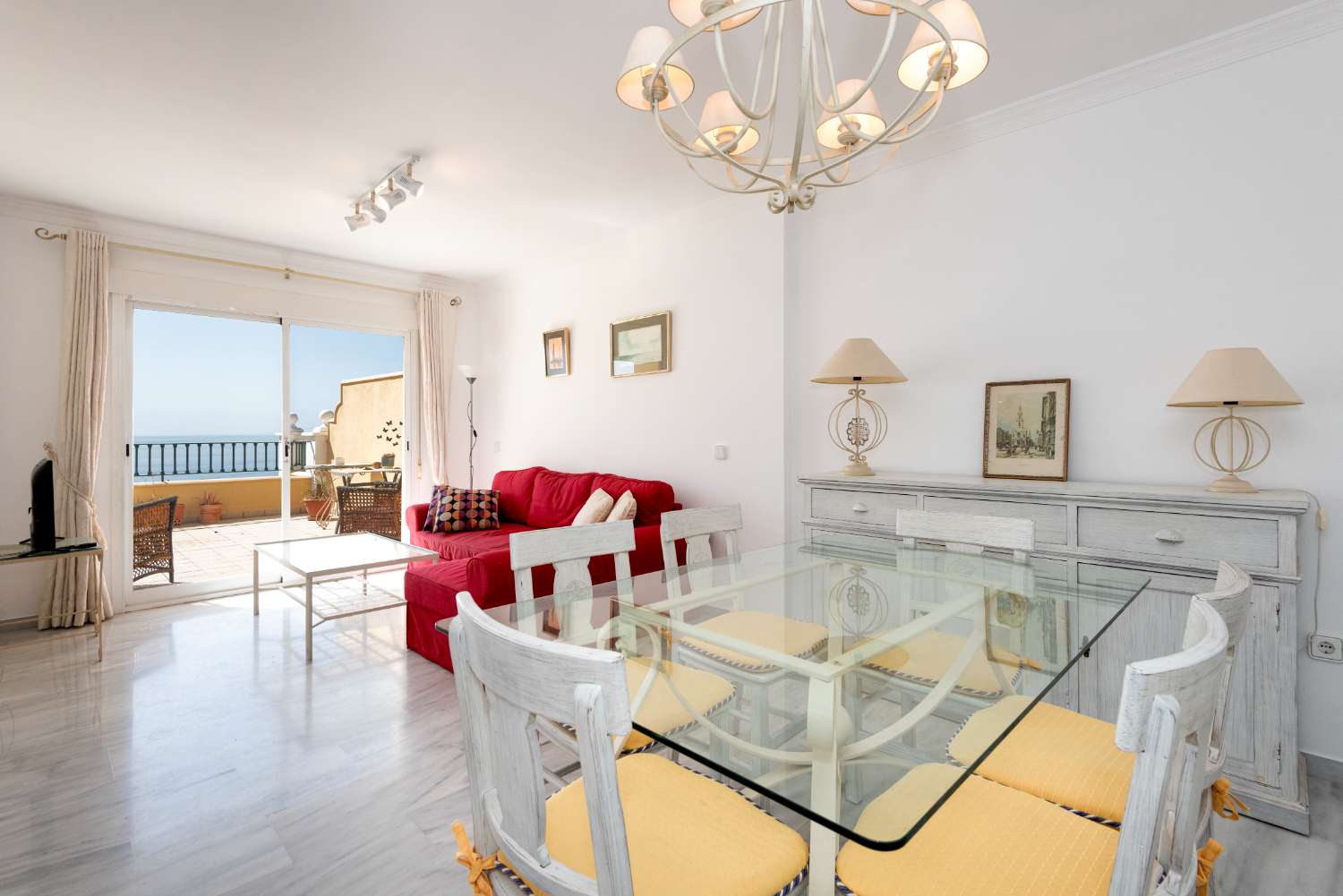 Apartment mit Panoramablick auf Meer und Berge