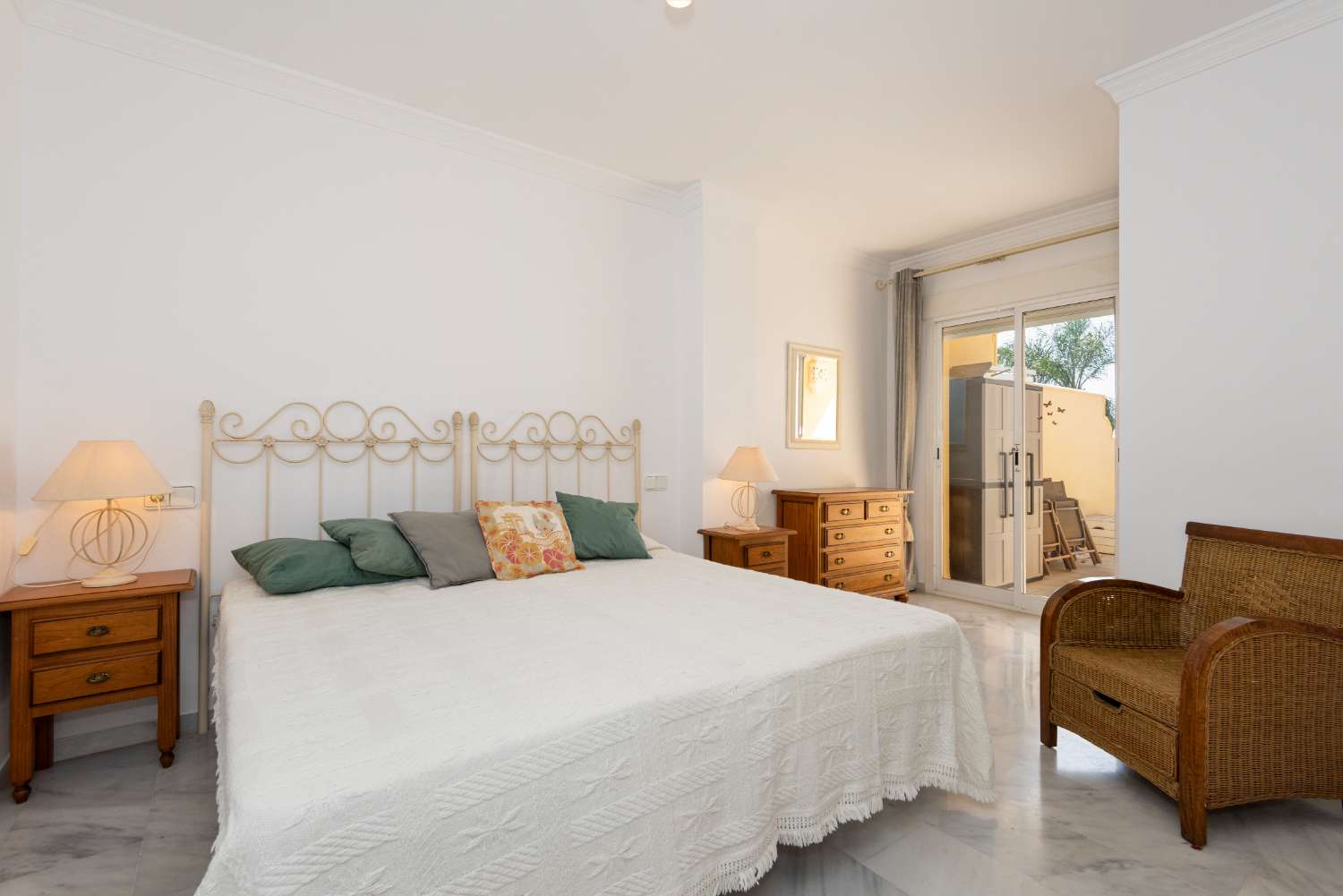 Apartment mit Panoramablick auf Meer und Berge