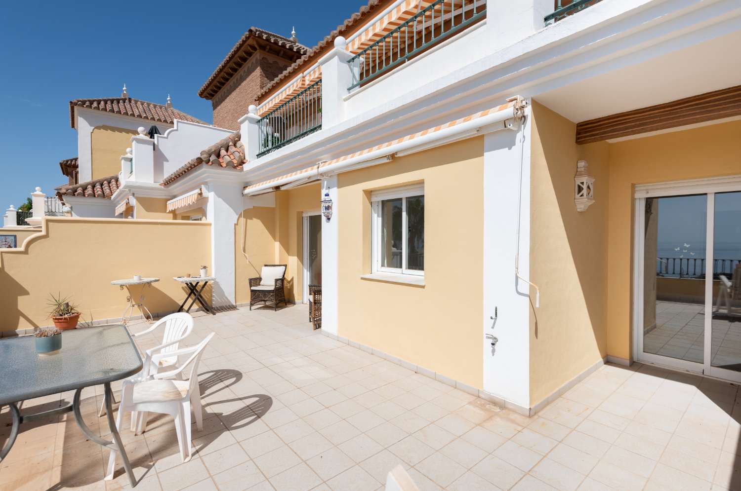 Apartment mit Panoramablick auf Meer und Berge