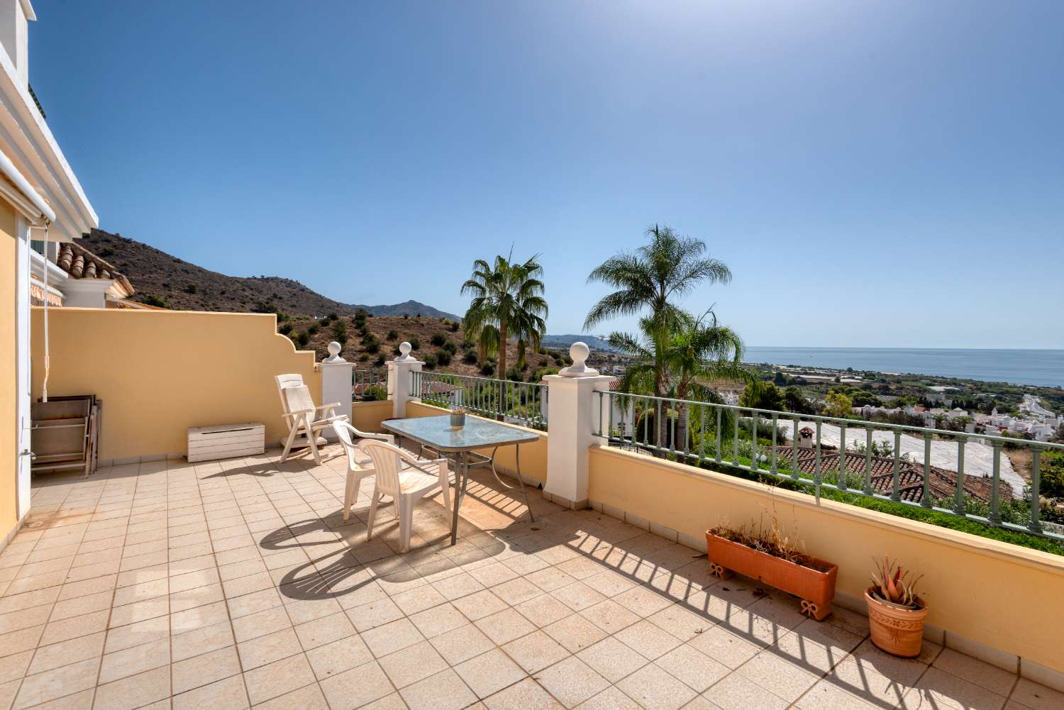Apartment mit Panoramablick auf Meer und Berge