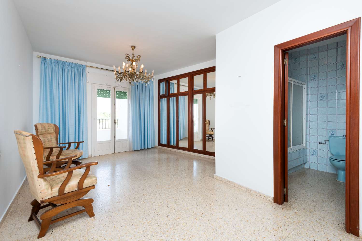 Amplio apartamento de 4 dormitorios con terraza y vistas al mar en Nerja