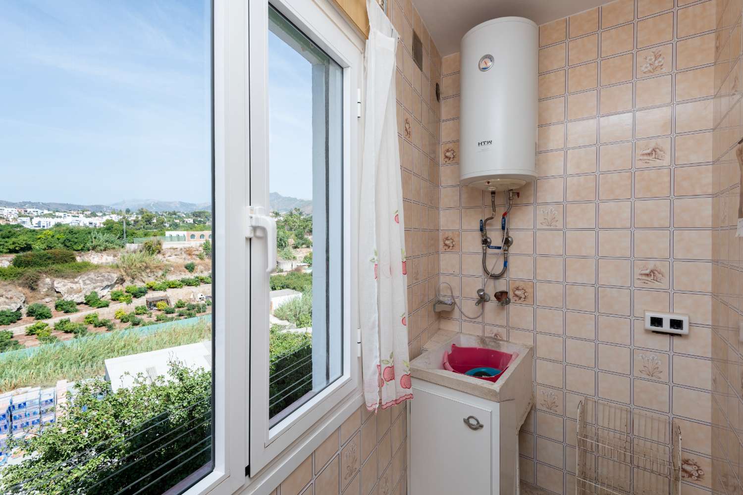Amplio apartamento de 4 dormitorios con terraza y vistas al mar en Nerja