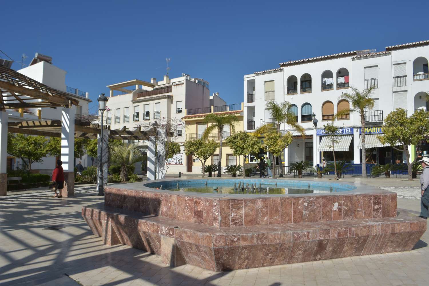 Amplio apartamento de 4 dormitorios con terraza y vistas al mar en Nerja