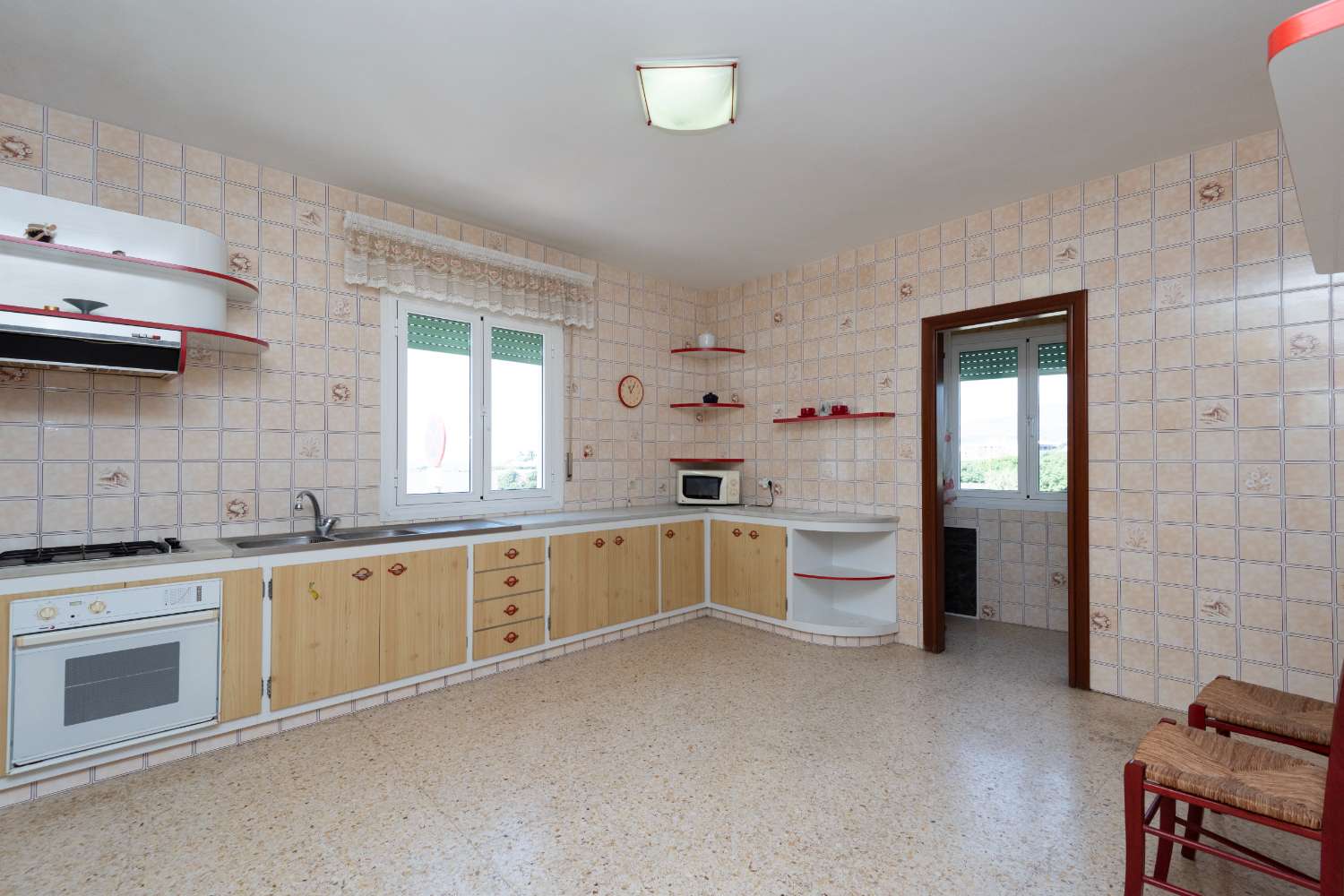 Amplio apartamento de 4 dormitorios con terraza y vistas al mar en Nerja
