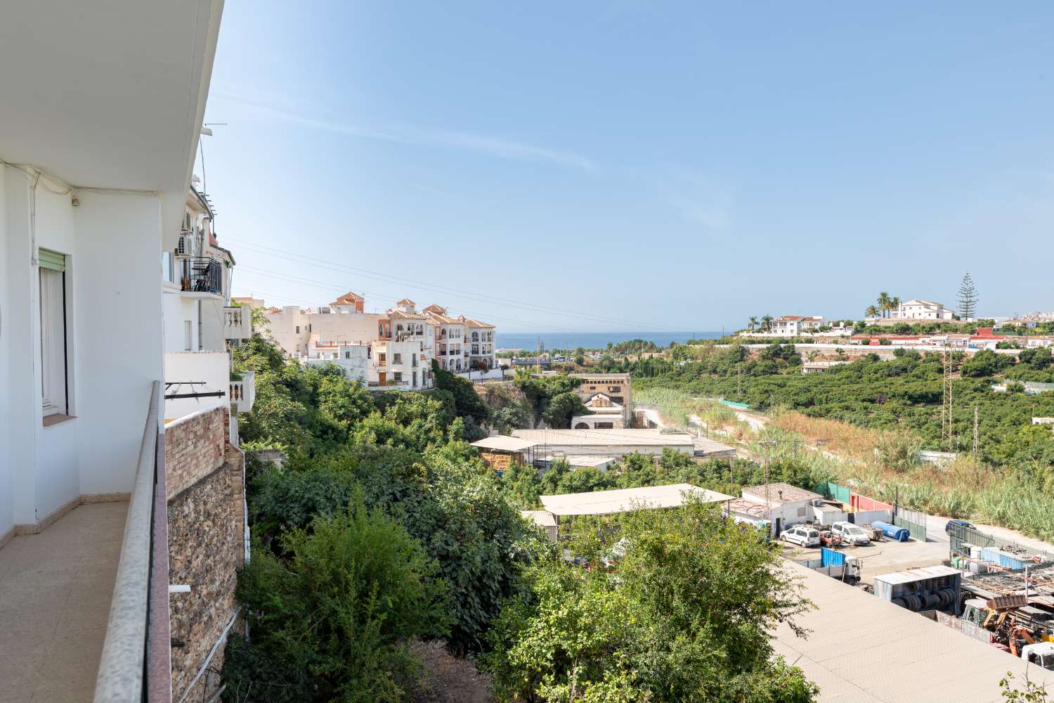 Amplio apartamento de 4 dormitorios con terraza y vistas al mar en Nerja