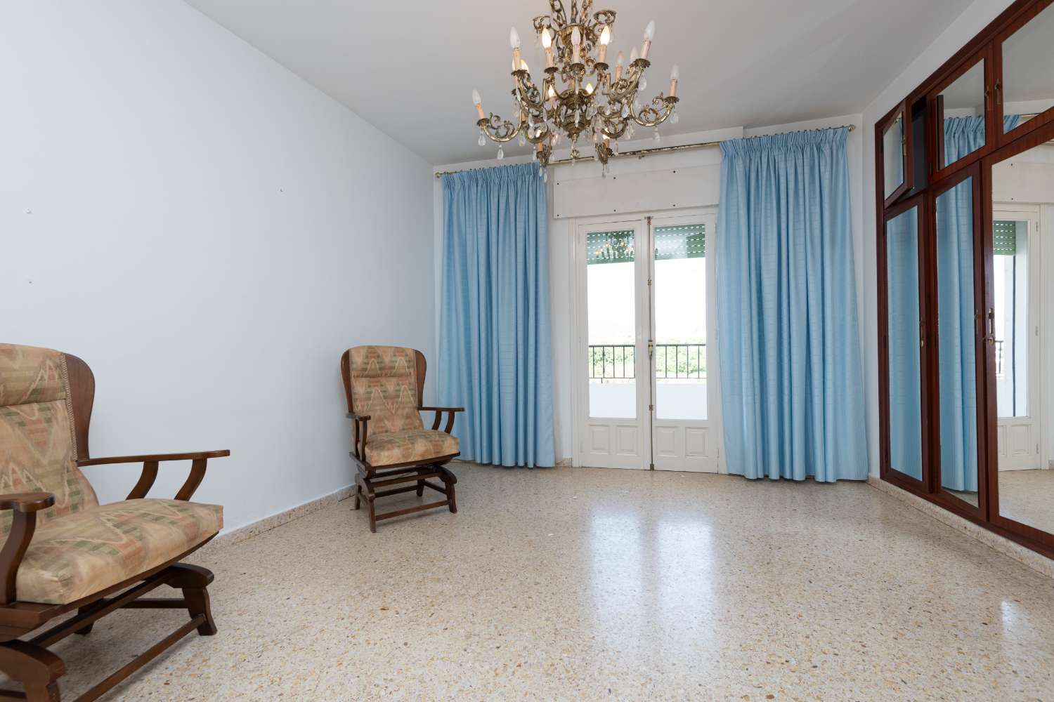 Amplio apartamento de 4 dormitorios con terraza y vistas al mar en Nerja