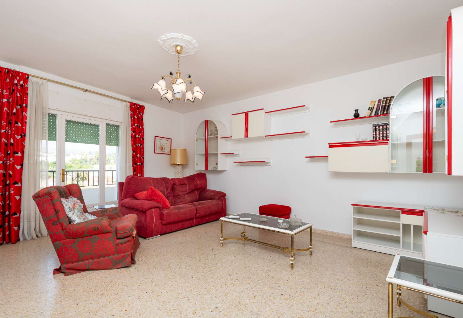 Amplio apartamento de 4 dormitorios con terraza y vistas al mar en Nerja