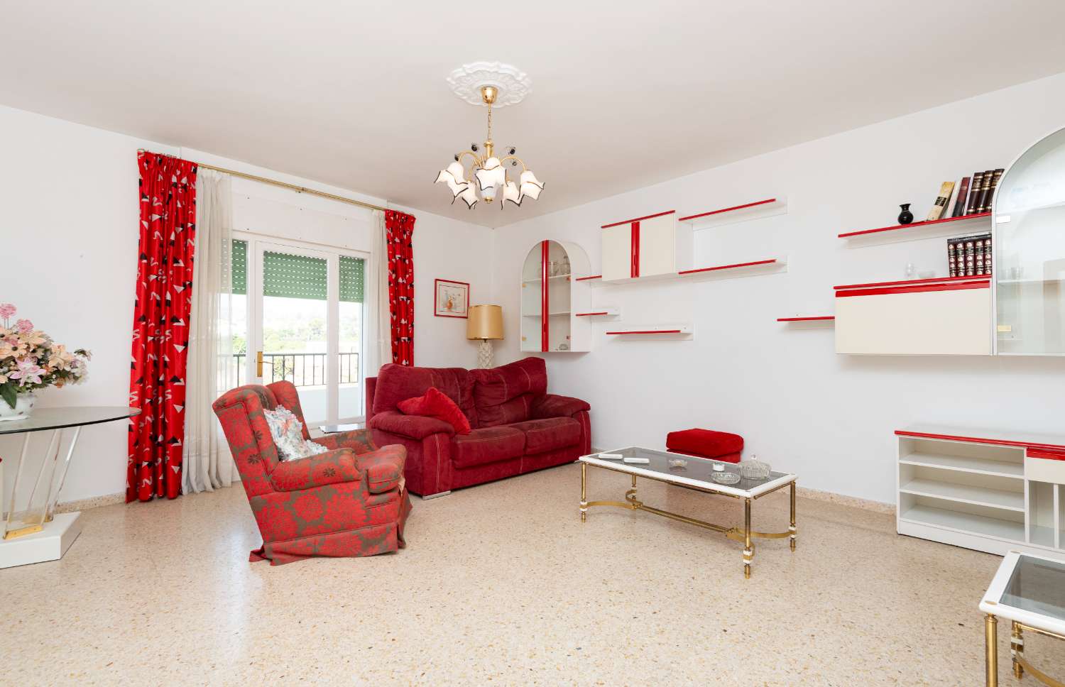 Amplio apartamento de 4 dormitorios con terraza y vistas al mar en Nerja