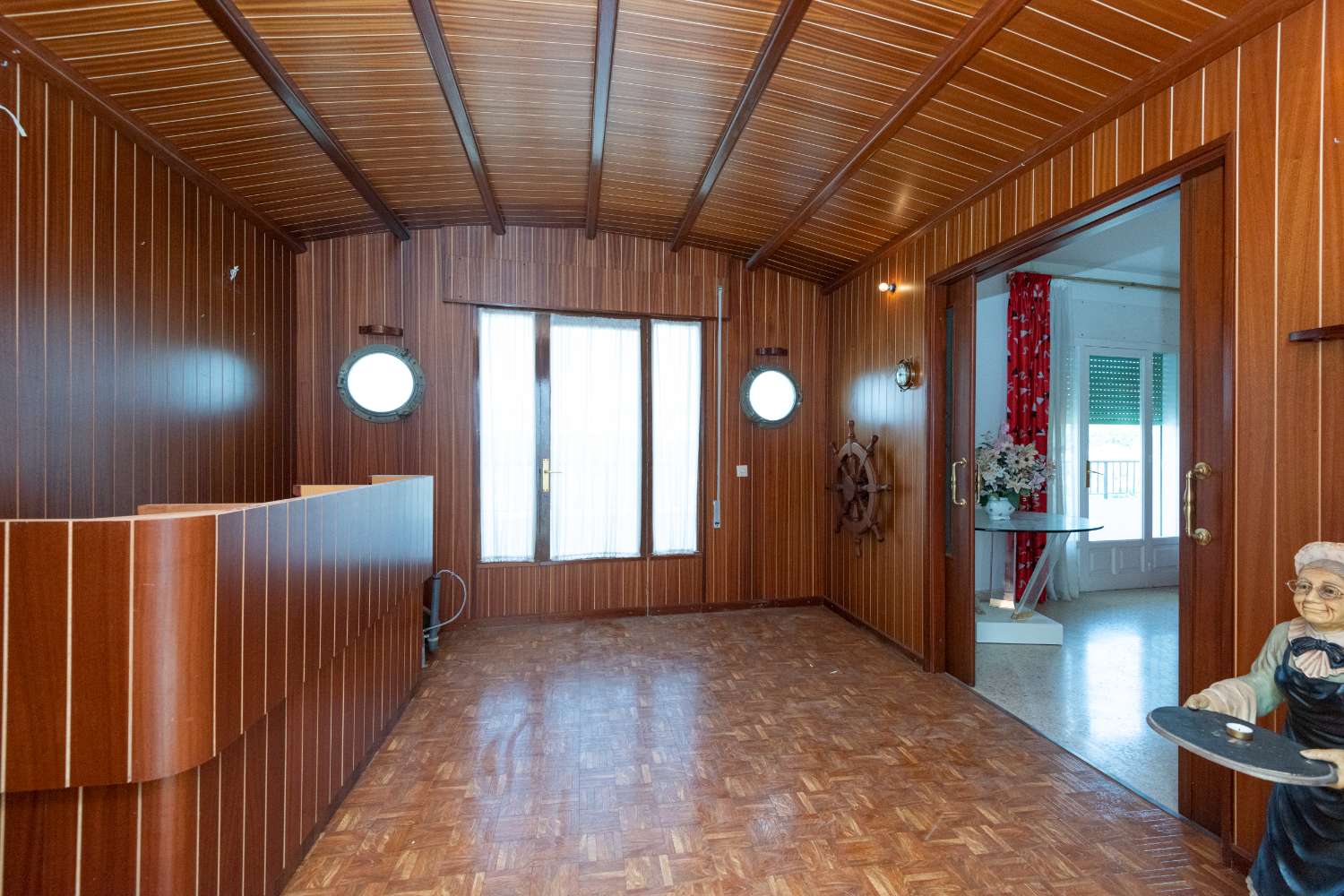 Amplio apartamento de 4 dormitorios con terraza y vistas al mar en Nerja