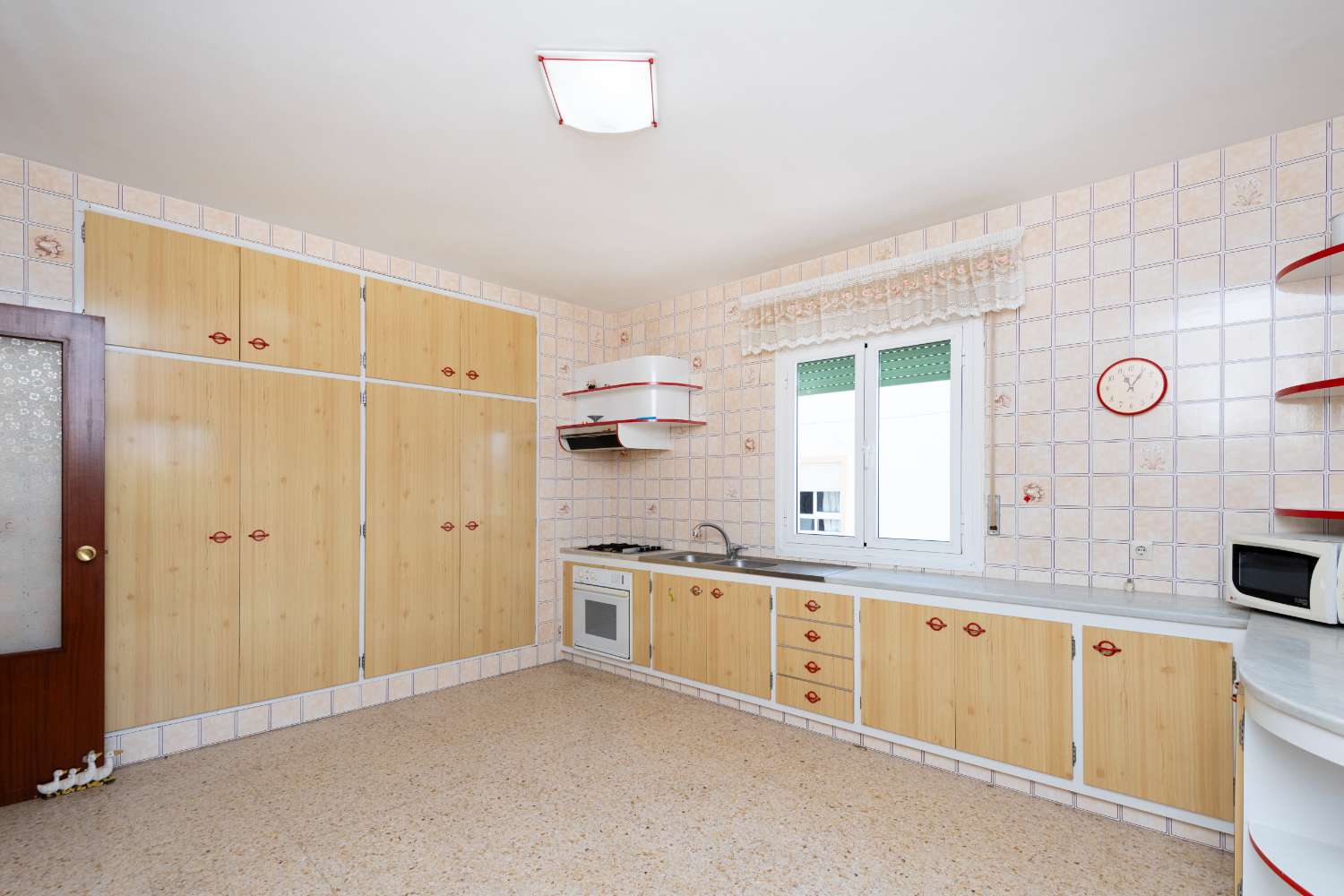 Amplio apartamento de 4 dormitorios con terraza y vistas al mar en Nerja