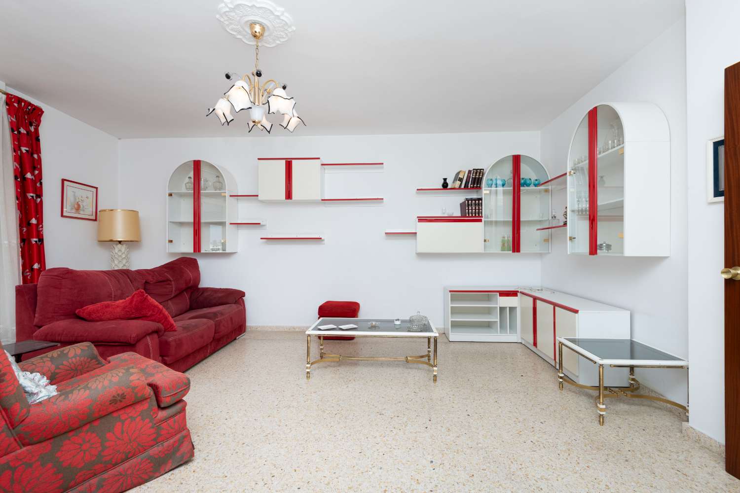 Amplio apartamento de 4 dormitorios con terraza y vistas al mar en Nerja