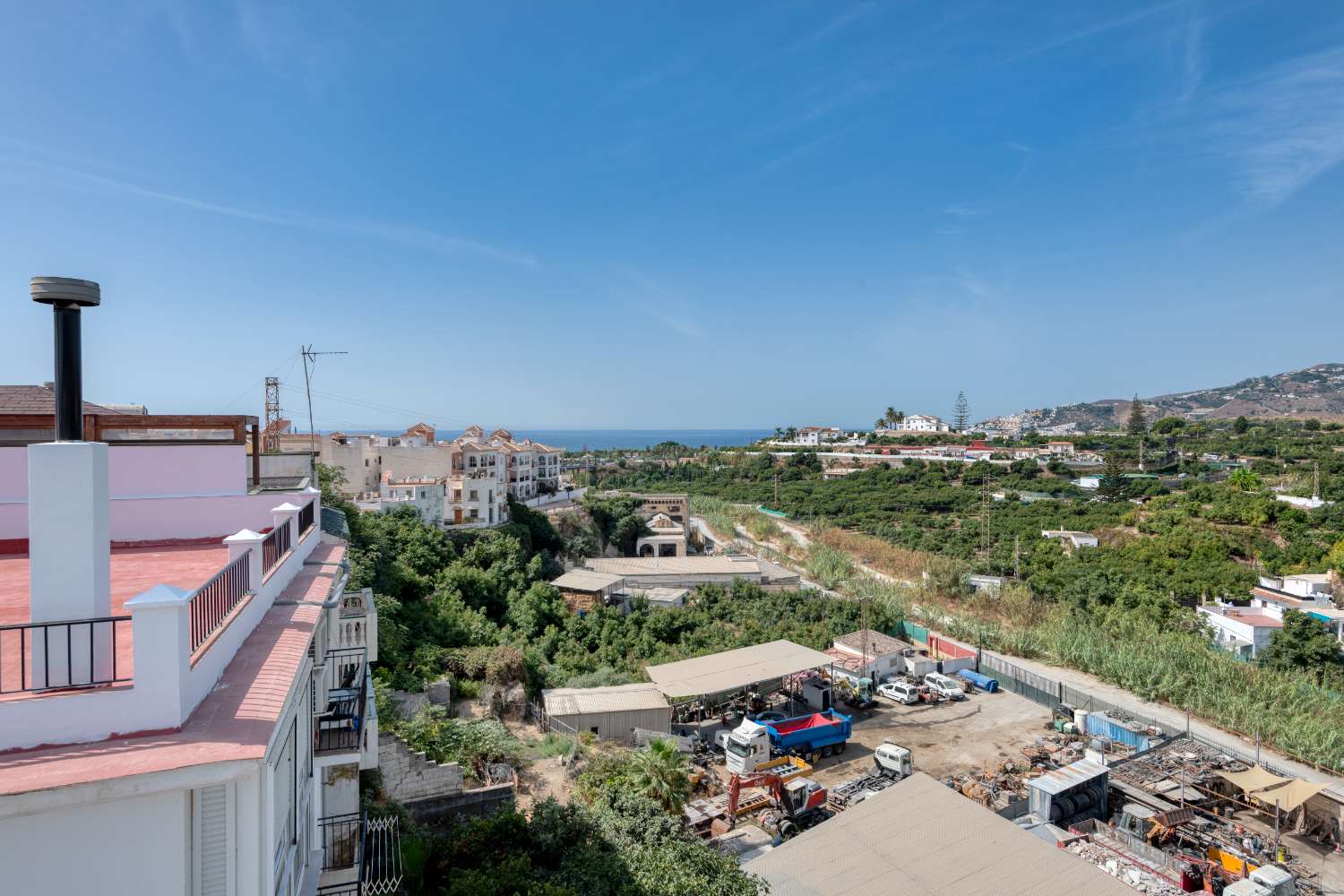 Amplio apartamento de 4 dormitorios con terraza y vistas al mar en Nerja