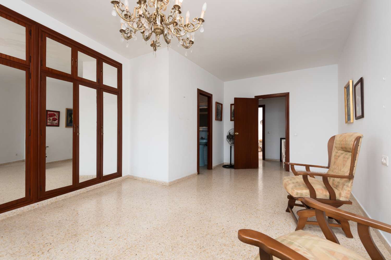 Amplio apartamento de 4 dormitorios con terraza y vistas al mar en Nerja