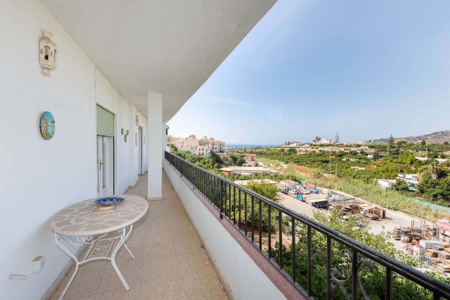 Amplio apartamento de 4 dormitorios con terraza y vistas al mar en Nerja