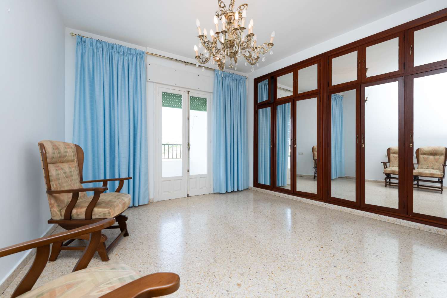 Amplio apartamento de 4 dormitorios con terraza y vistas al mar en Nerja