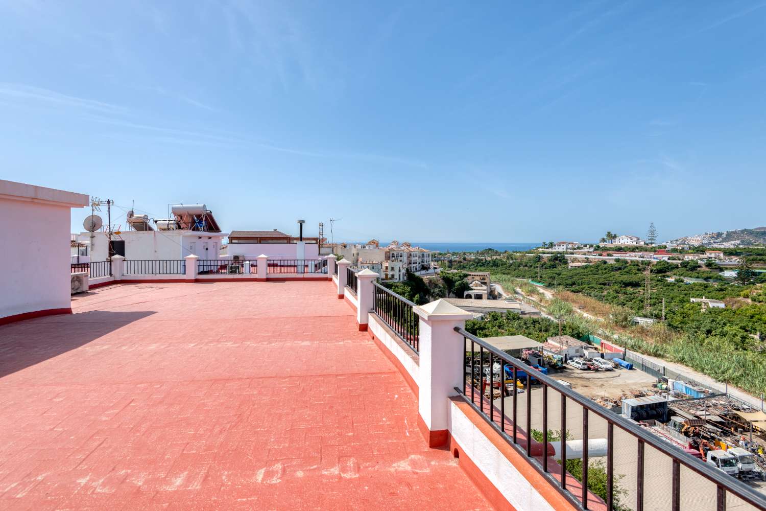 Amplio apartamento de 4 dormitorios con terraza y vistas al mar en Nerja