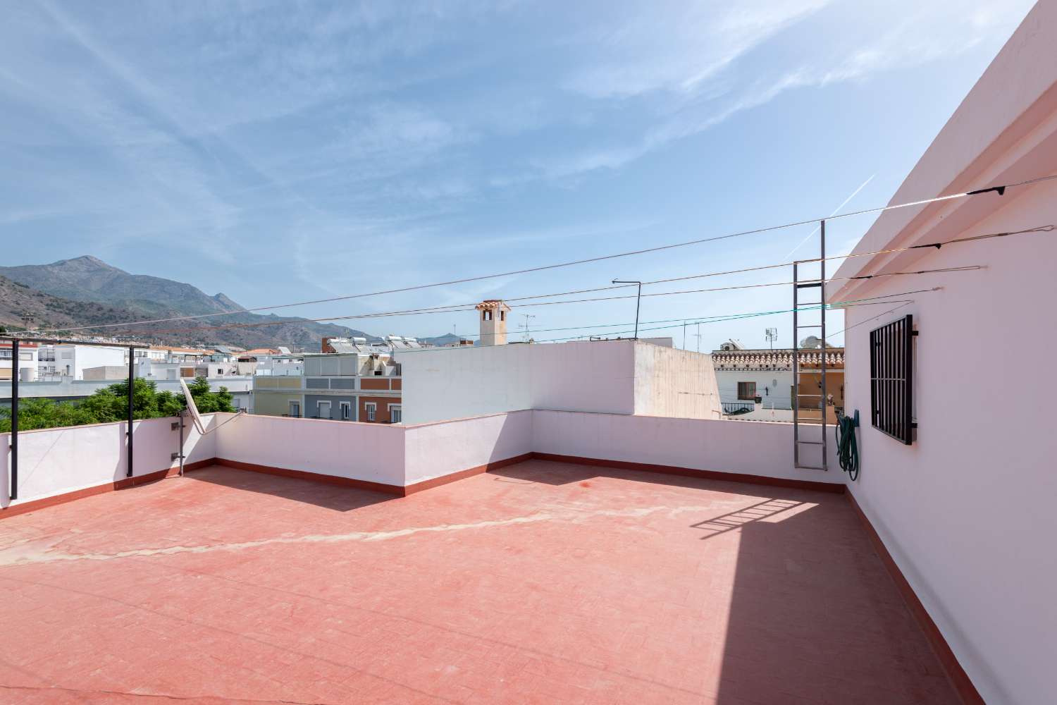 Amplio apartamento de 4 dormitorios con terraza y vistas al mar en Nerja