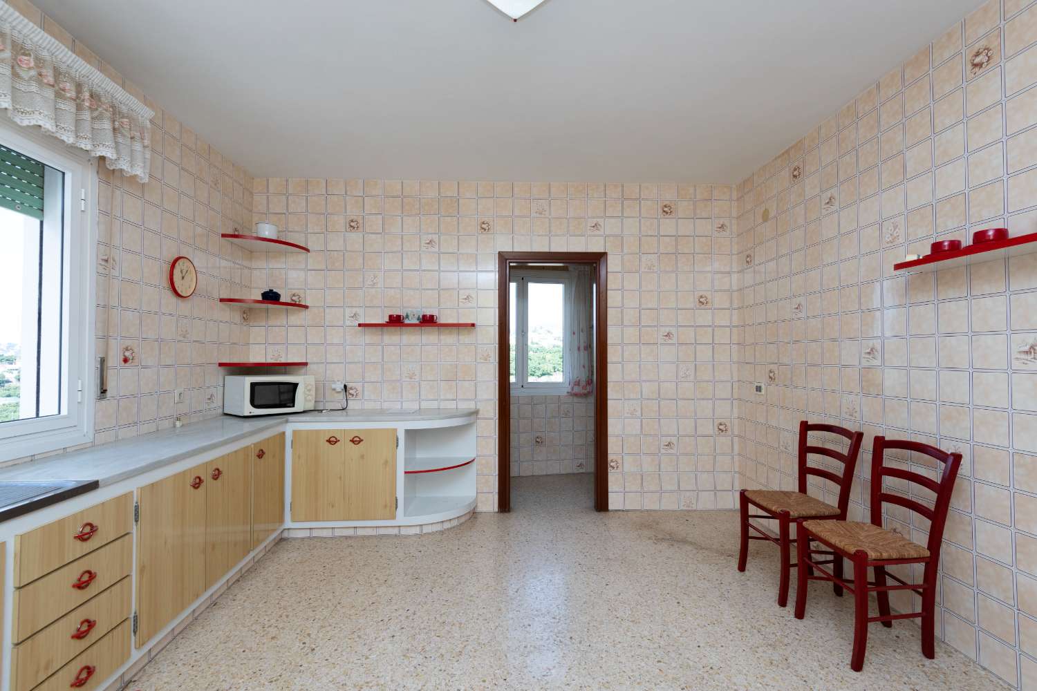 Amplio apartamento de 4 dormitorios con terraza y vistas al mar en Nerja