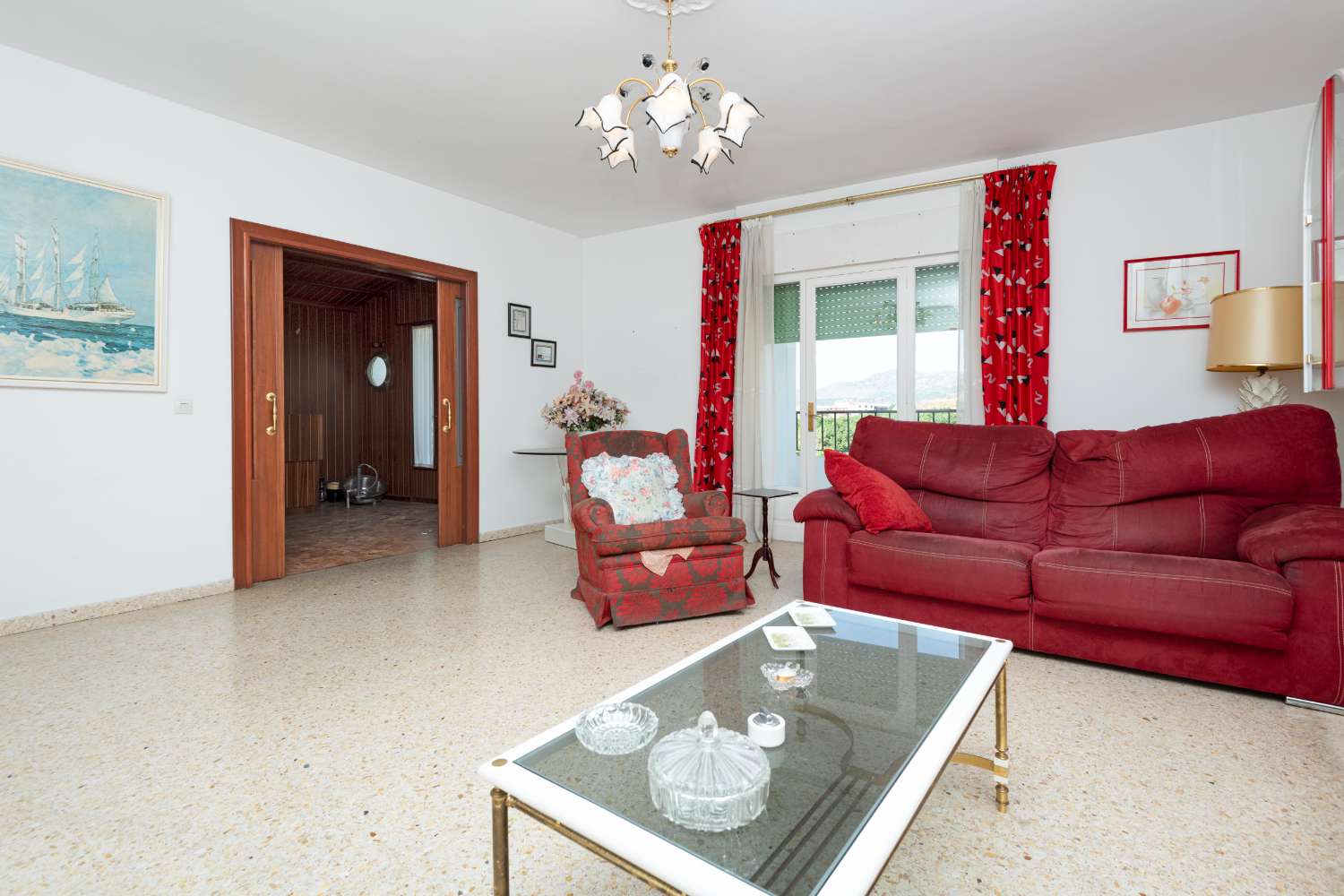 Amplio apartamento de 4 dormitorios con terraza y vistas al mar en Nerja