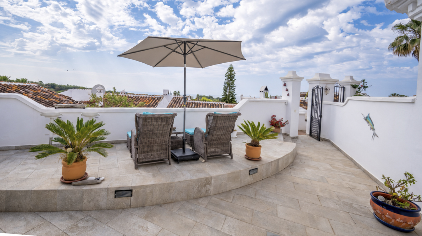 Renovierte Wohnung mit geräumiger Terrasse und Meerblick