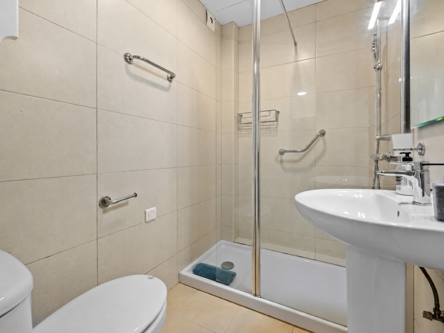 Renovierte Wohnung mit geräumiger Terrasse und Meerblick