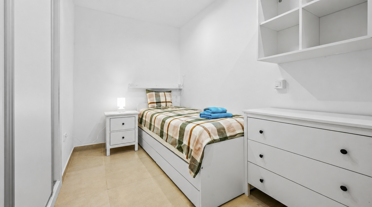 Renovierte Wohnung mit geräumiger Terrasse und Meerblick