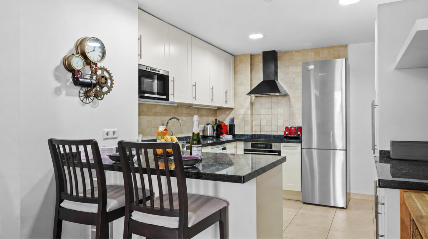 Renovierte Wohnung mit geräumiger Terrasse und Meerblick