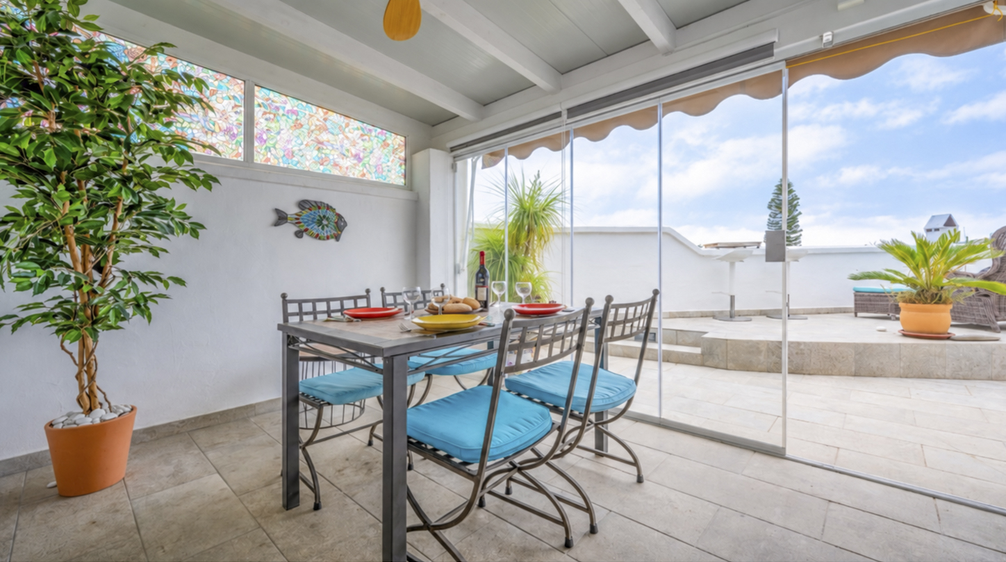 Renovierte Wohnung mit geräumiger Terrasse und Meerblick