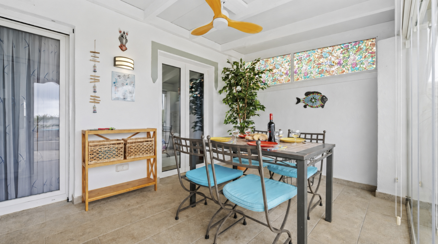 Renovierte Wohnung mit geräumiger Terrasse und Meerblick