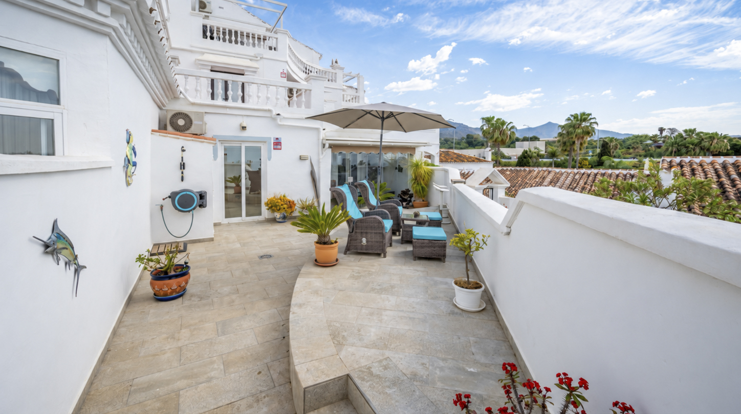 Renovierte Wohnung mit geräumiger Terrasse und Meerblick