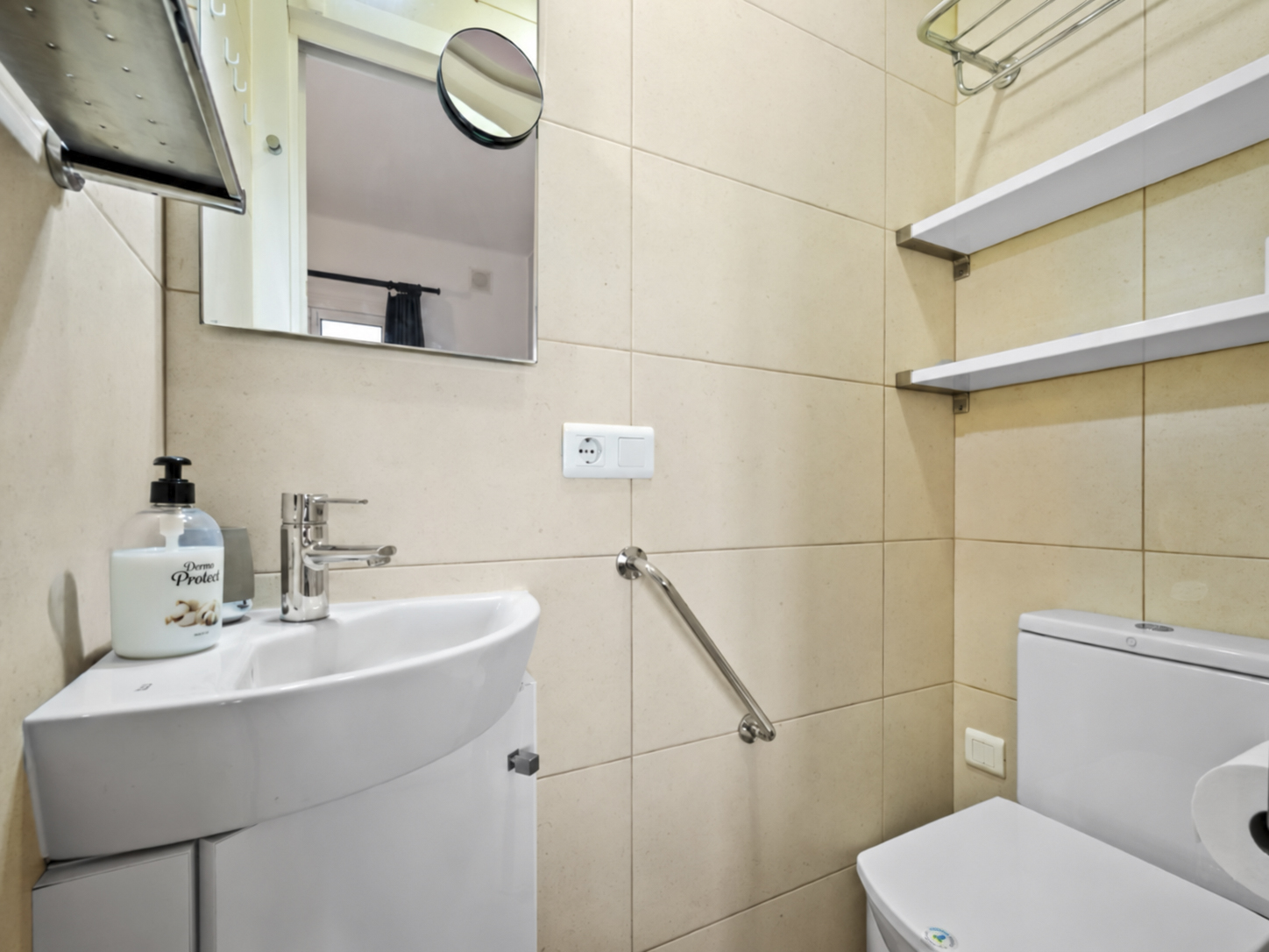 Renovierte Wohnung mit geräumiger Terrasse und Meerblick