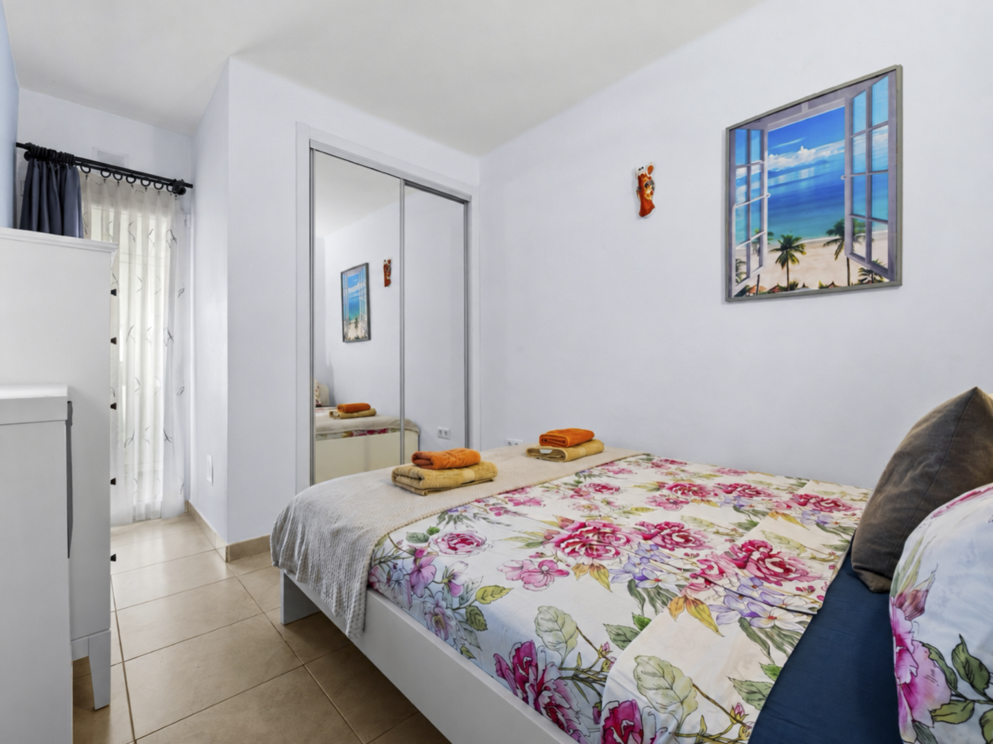 Renovierte Wohnung mit geräumiger Terrasse und Meerblick