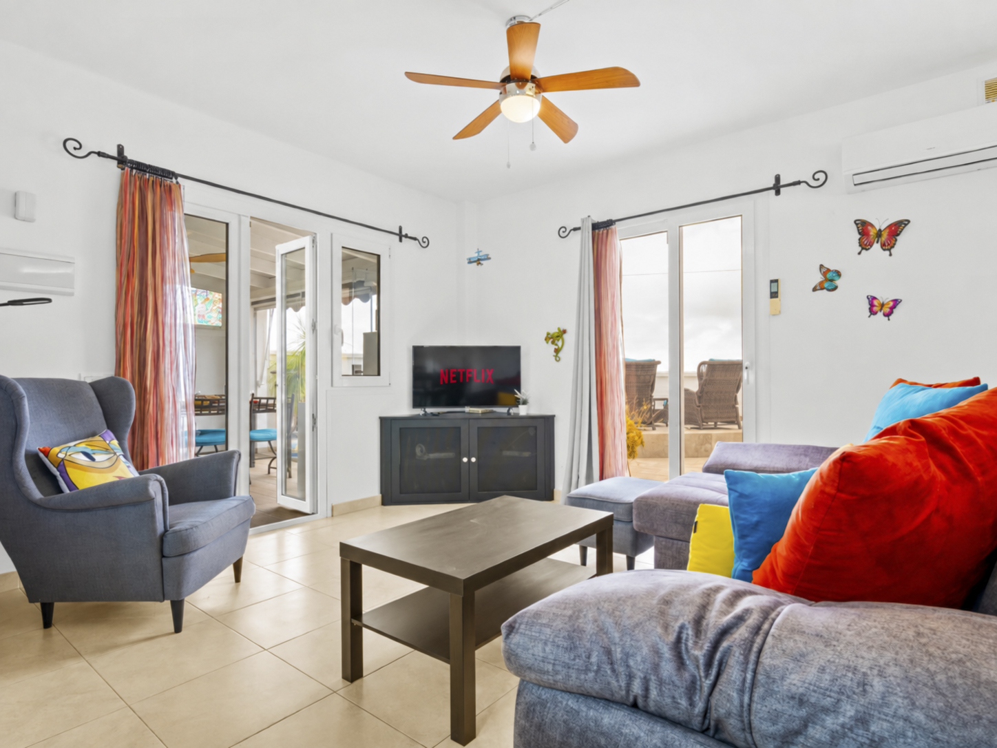 Renovierte Wohnung mit geräumiger Terrasse und Meerblick