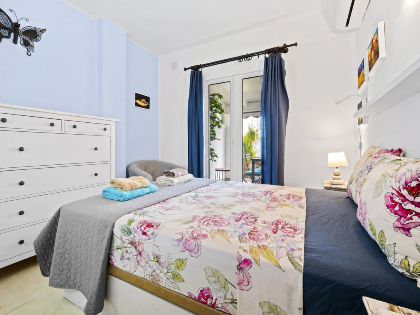 Renovierte Wohnung mit geräumiger Terrasse und Meerblick