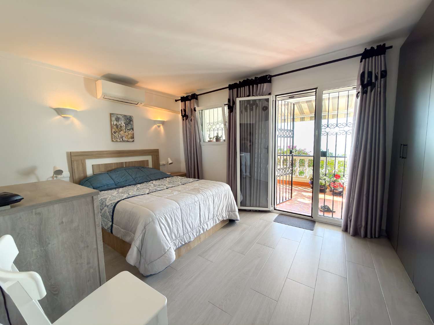 Casa adosada de tres dormitorios totalmente reformada con vistas panorámicas al mar en Algarrobo, Nerja.