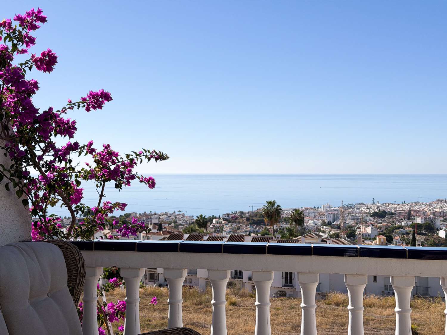 Casa adosada de tres dormitorios totalmente reformada con vistas panorámicas al mar en Algarrobo, Nerja.
