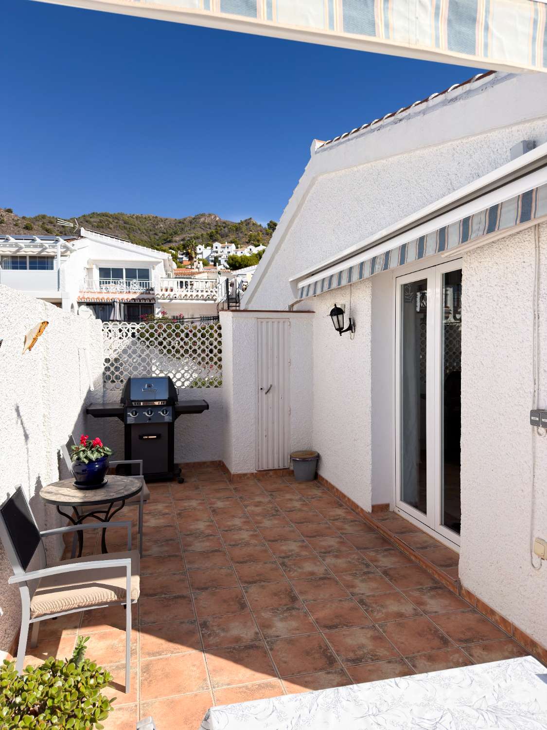 Casa adosada de tres dormitorios totalmente reformada con vistas panorámicas al mar en Algarrobo, Nerja.