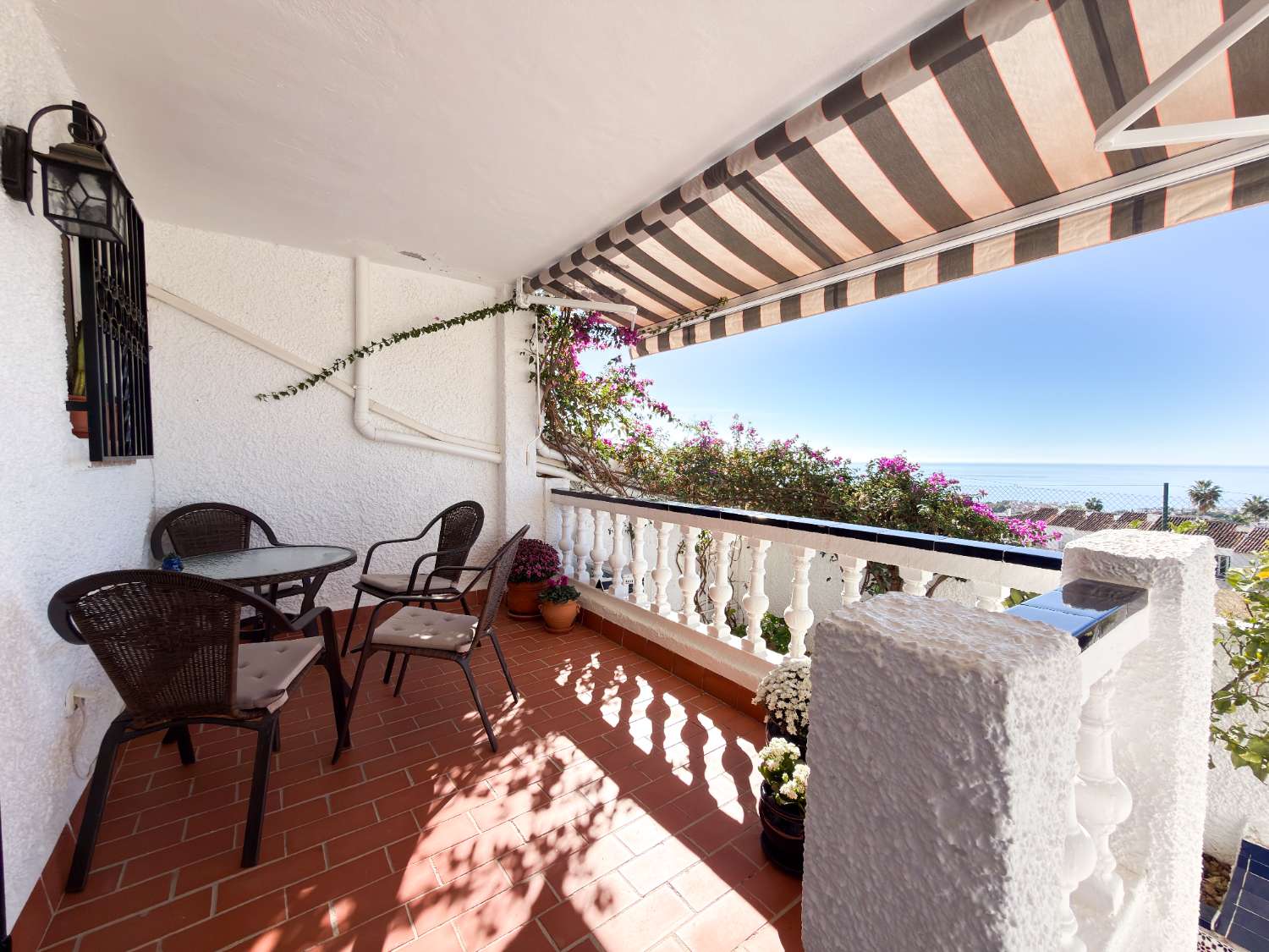 Casa adosada de tres dormitorios totalmente reformada con vistas panorámicas al mar en Algarrobo, Nerja.