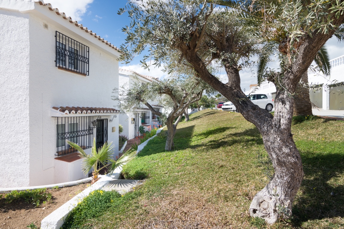 Casa adosada de tres dormitorios totalmente reformada con vistas panorámicas al mar en Algarrobo, Nerja.