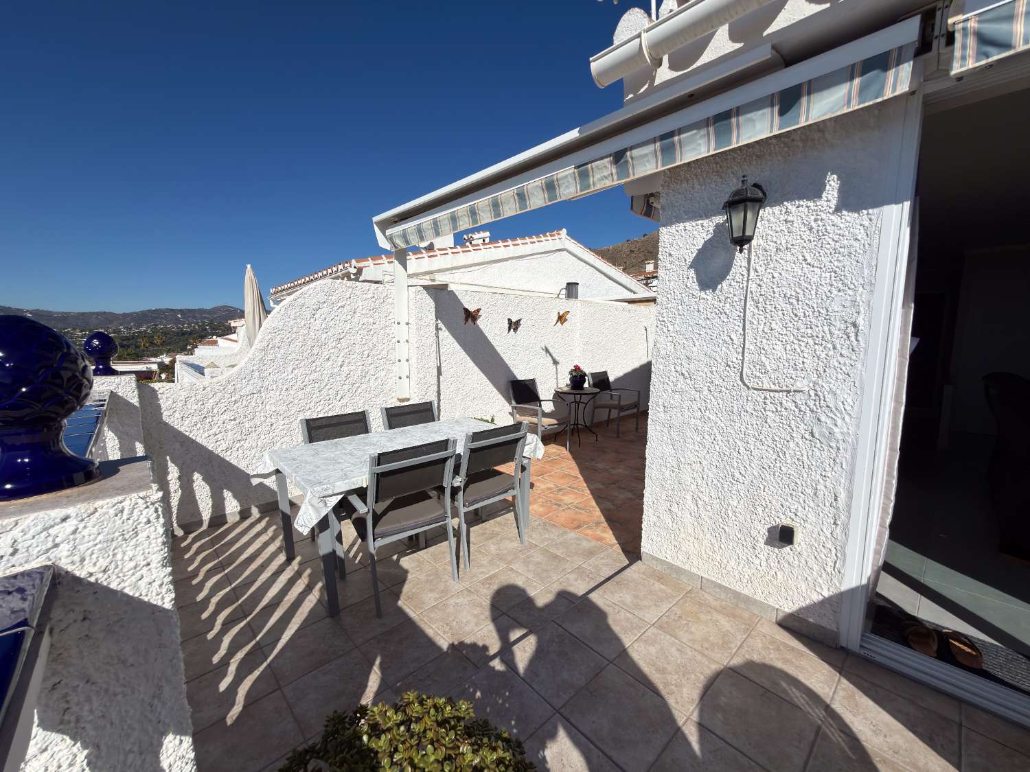 Casa adosada de tres dormitorios totalmente reformada con vistas panorámicas al mar en Algarrobo, Nerja.