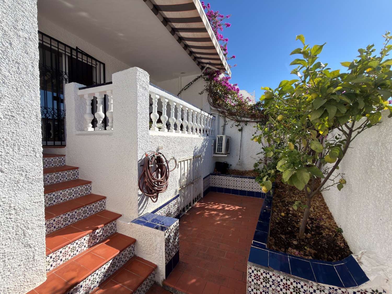 Casa adosada de tres dormitorios totalmente reformada con vistas panorámicas al mar en Algarrobo, Nerja.