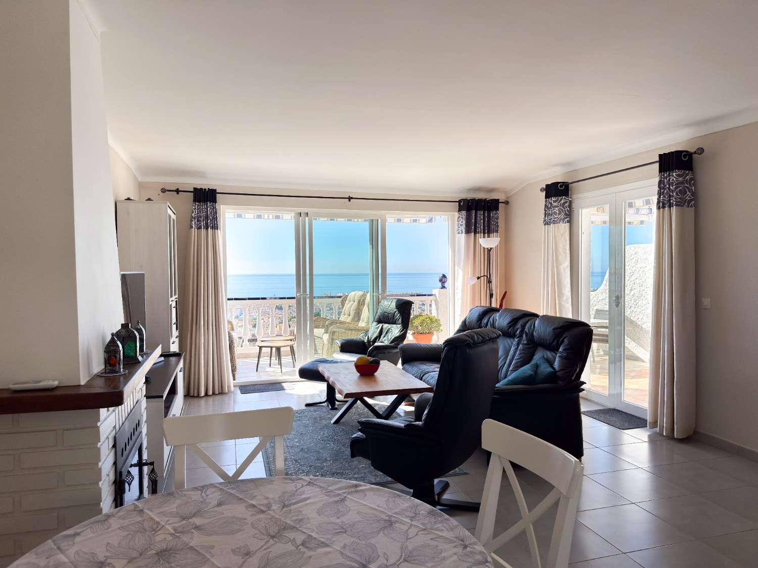 Casa adosada de tres dormitorios totalmente reformada con vistas panorámicas al mar en Algarrobo, Nerja.