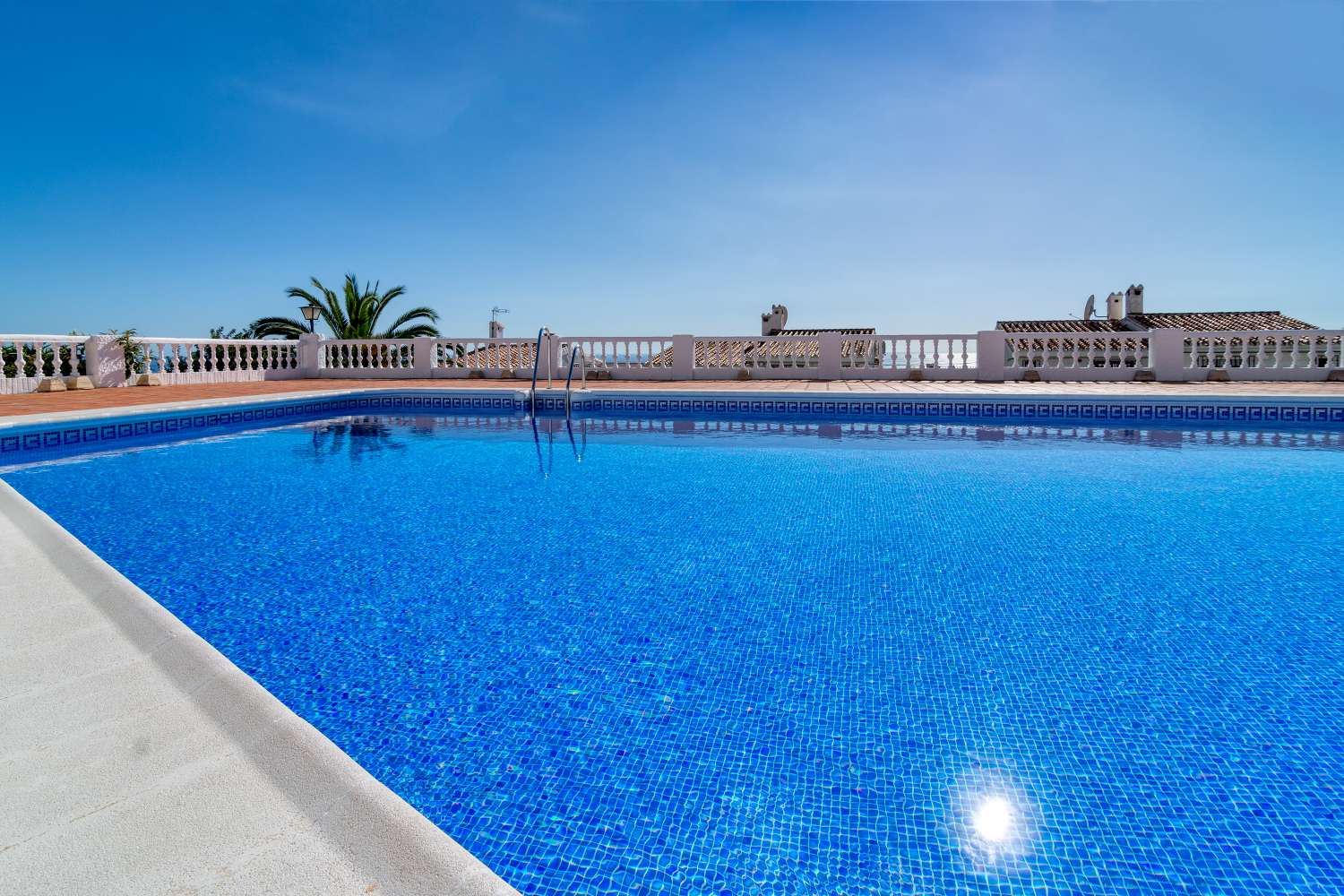 Casa adosada de tres dormitorios totalmente reformada con vistas panorámicas al mar en Algarrobo, Nerja.