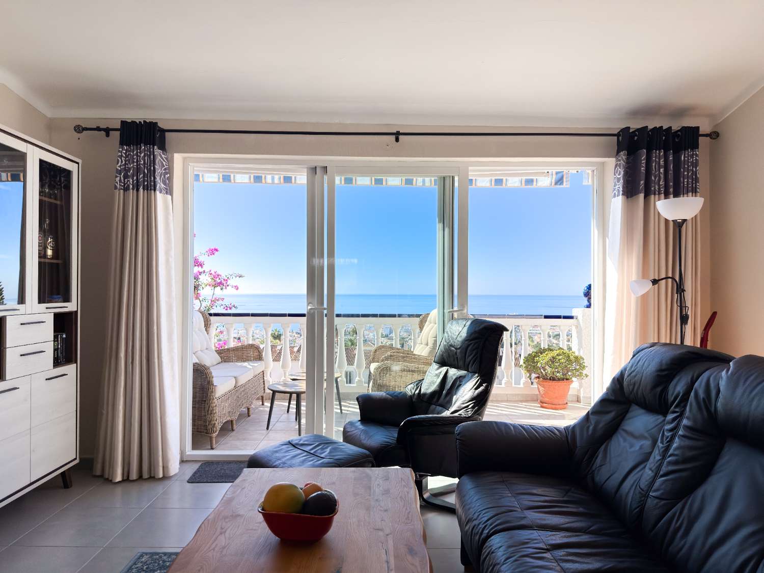 Casa adosada de tres dormitorios totalmente reformada con vistas panorámicas al mar en Algarrobo, Nerja.