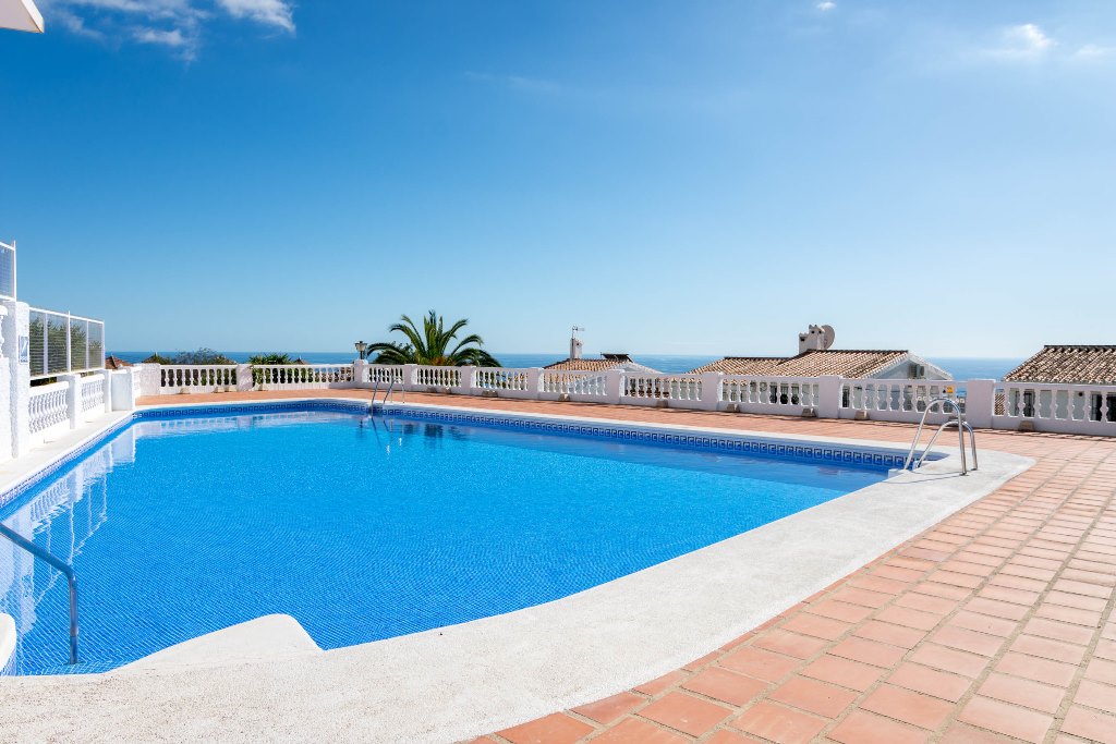 Casa adosada de tres dormitorios totalmente reformada con vistas panorámicas al mar en Algarrobo, Nerja.
