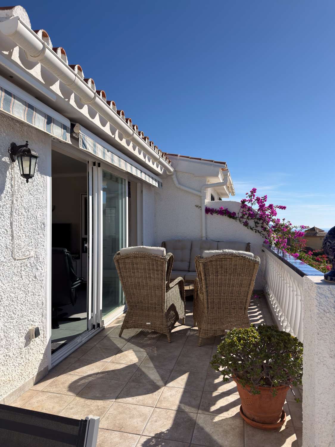 Casa adosada de tres dormitorios totalmente reformada con vistas panorámicas al mar en Algarrobo, Nerja.