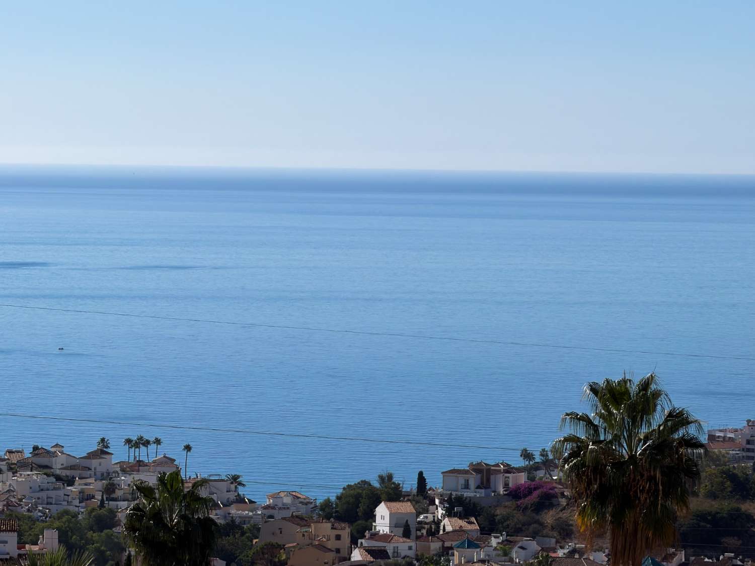 Casa adosada de tres dormitorios totalmente reformada con vistas panorámicas al mar en Algarrobo, Nerja.