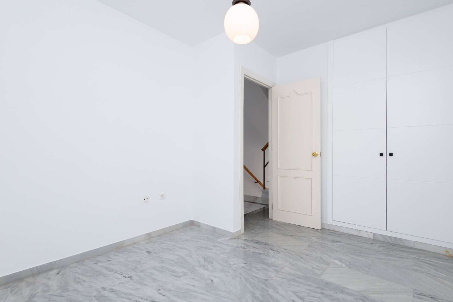Rymligt radhus med havsutsikt och tre privata terrasser i Urb. Alhambra