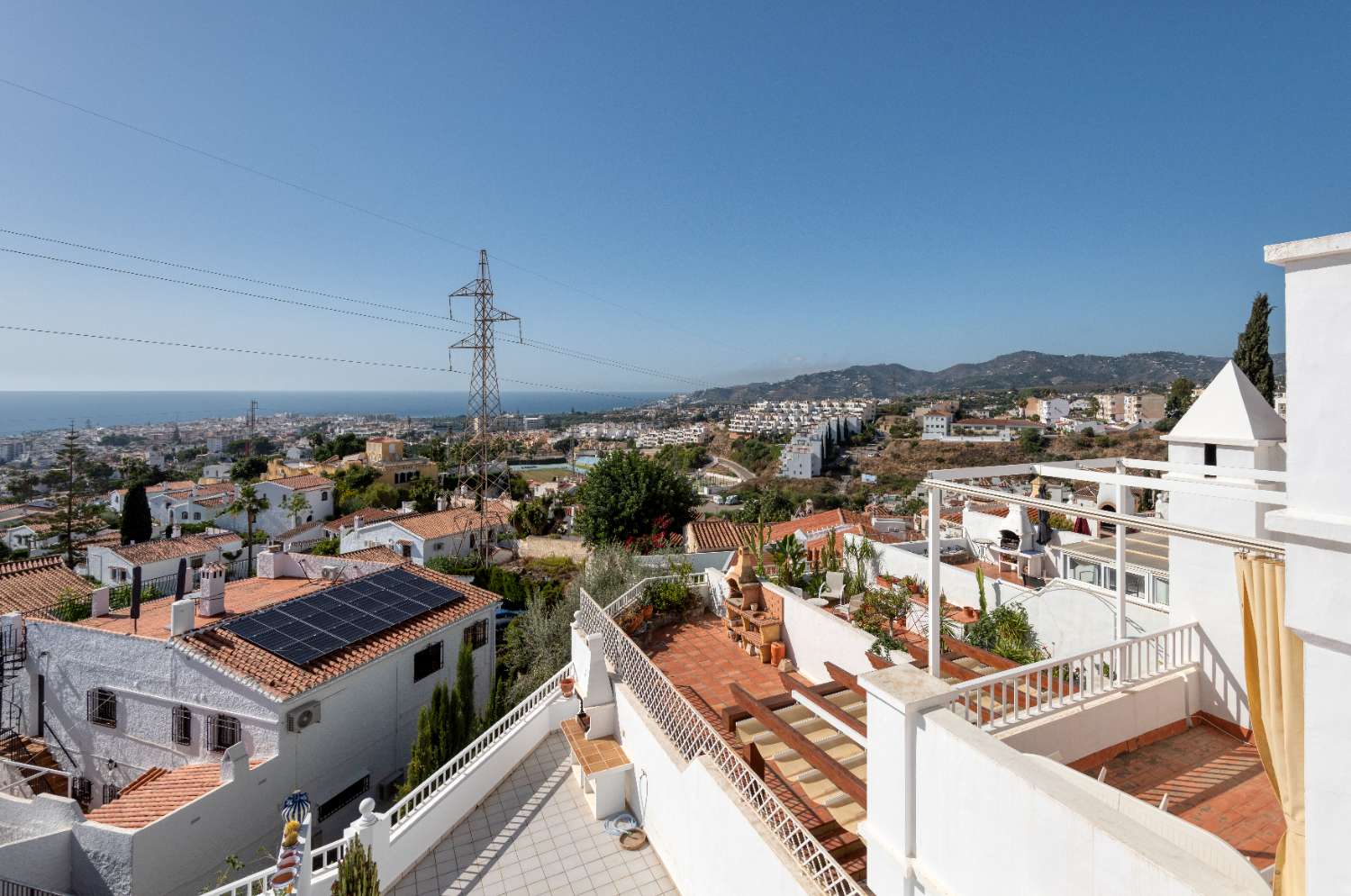 Rymligt radhus med havsutsikt och tre privata terrasser i Urb. Alhambra